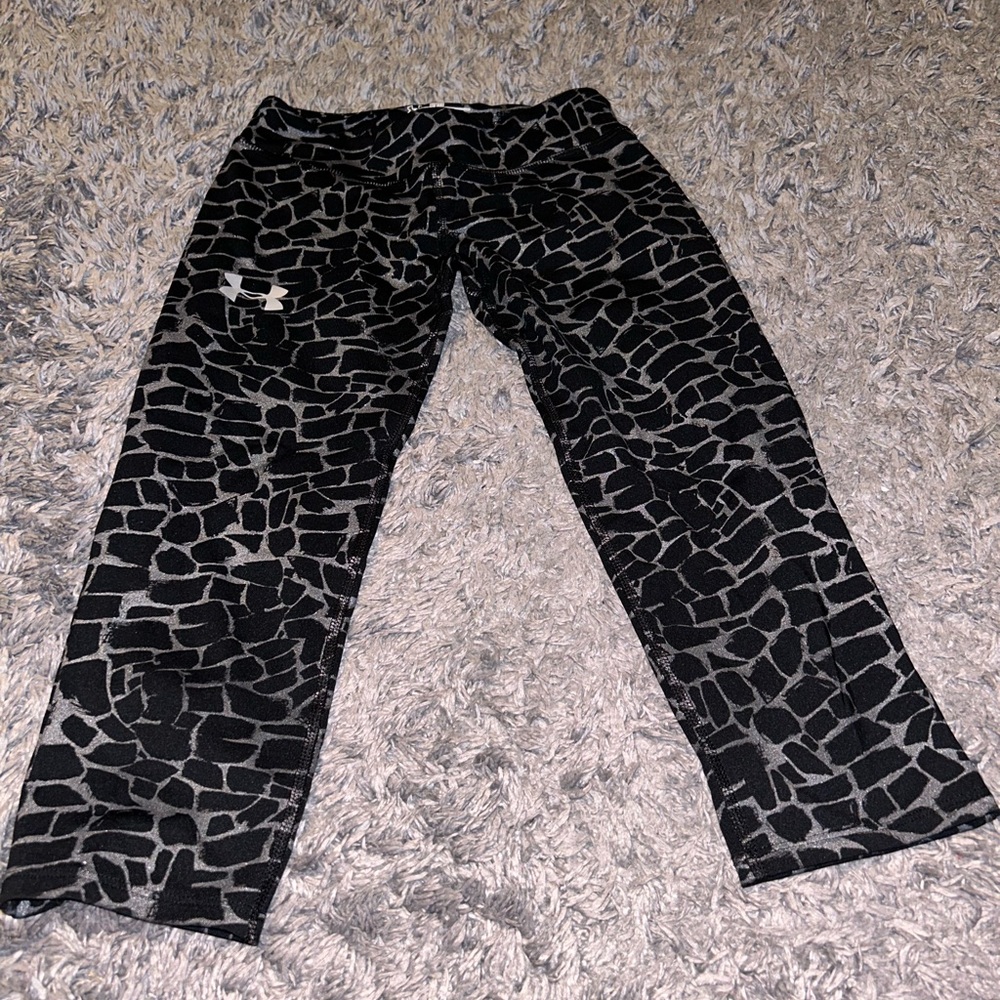 Girls Under Armour Cropped Leggings. Girls M.